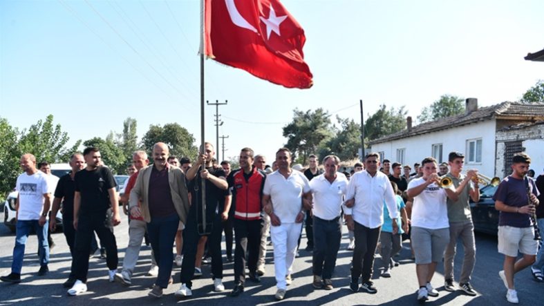 İvrindi’de Ahmet Akın’a Davullu Zurnalı Karşılama