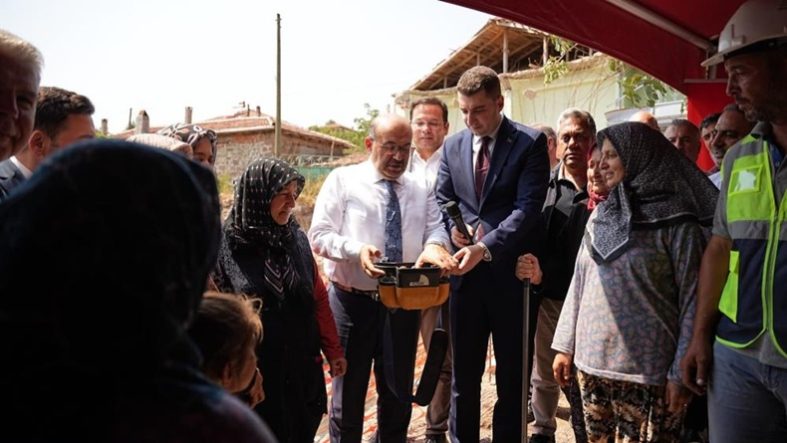Sındırgı'da deprem konutları hak sahiplerine teslim edildi (1)
