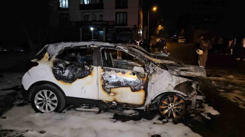 Avcılar’da 3 otomobil alevlere teslim oldu: Kundaklama şüphesi üzerinde duruluyor
