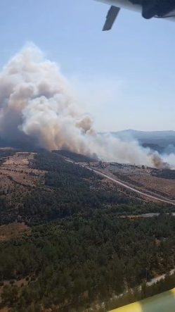 Bayramiç’te orman yangını helikopterden görüntülendi