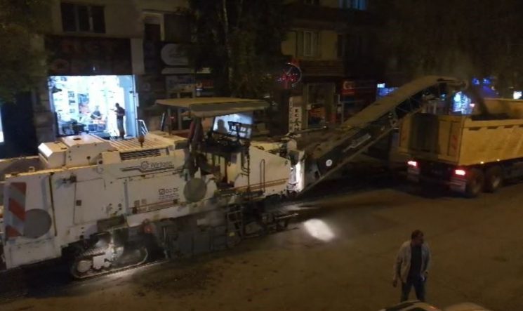 Belediye ekipleri yeni asfalt için eski asfaltı söküyor
