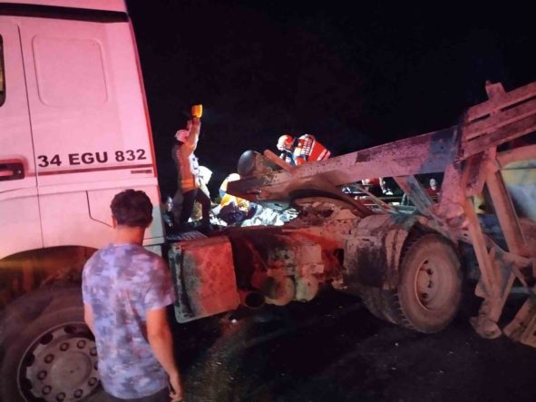 Beykoz’da hafriyat kamyonu otomobille çarpıştı: 1’i ağır, 3 yaralı