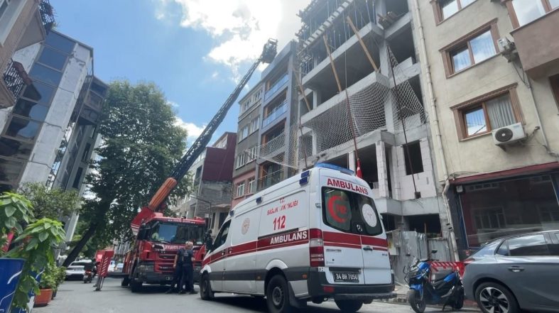 Çatıdaki çıplak şahıs intihar paniğine neden oldu: Turist olduğu ortaya çıktı
