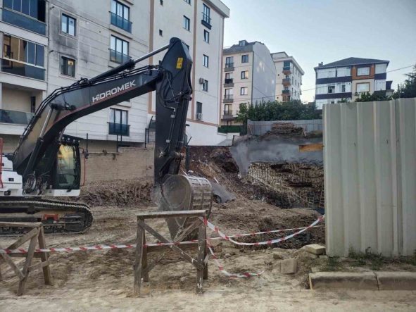 Çekmeköy’de istinat duvarı yıkılan inşaatın yanındaki 5 katlı bina boşaltıldı