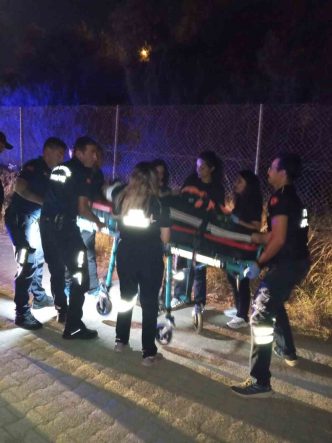 Devrilen araçta sıkışan sürücü ekiplerin müdahalesiyle kurtarıldı