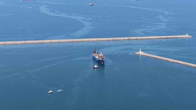 Dron saldırısında Türk mürettebatın yaralandığı gemi Samsun’a getirildi