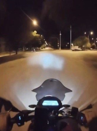 Erzincan’da iki motosikletin çarpışma anı kask kamerasına yansıdı