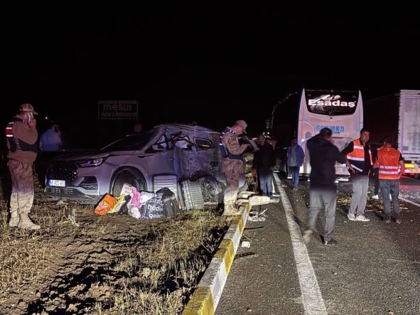 Erzincan’da yolcu otobüsü ile SUV tipi araç çarpıştı: 1’i ağır 7 yaralı