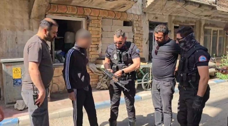 Erzurum’da kar maskeli ve silahlı şahıs alarmı: 3D yazıcıdan üretilen silah oyuncak çıktı