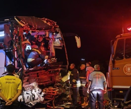 Gaziantep’te yolcu otobüsü tırla çarpıştı: 2 ölü, 22 yaralı