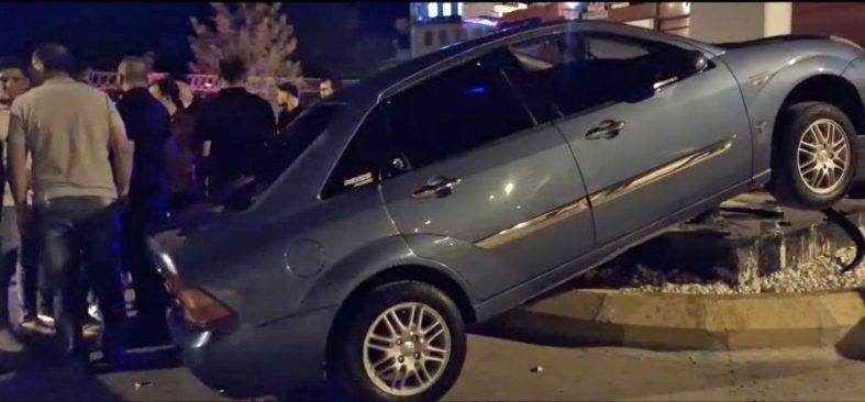 Hisarcık’ta otomobil orta refüje çıktı: Sürücü yaralandı