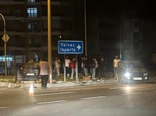 Isparta’da kavşakta iki otomobil çarpıştı: 3 yaralı