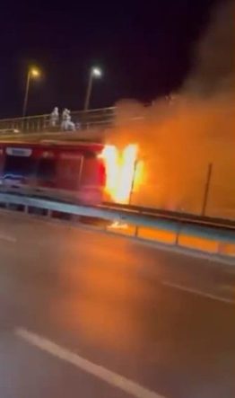 Kağıthane’de metrobüs alevlere teslim oldu, yolcular tahliye edildi