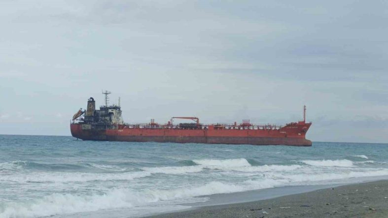 Karadeniz’de dron saldırısına uğrayan gemi Samsun’da karaya oturdu
