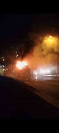 Kartal’da minibüs yangını: Peş peşe patlamalar paniğe neden oldu