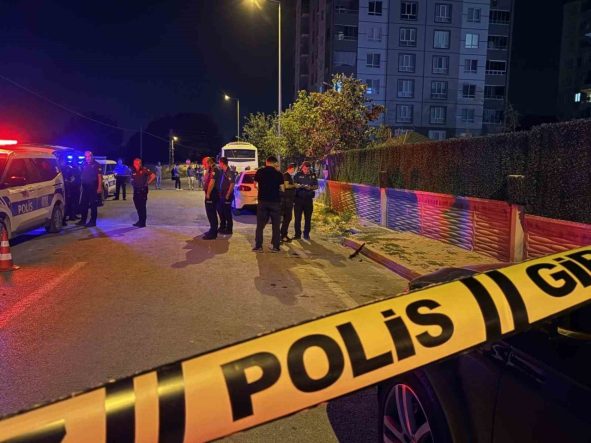 Kavgada kullanılan otomatik av tüfeğinden çıkan saçmalar otoparkta araçlarından inen çifti yaraladı: 2 yaralı