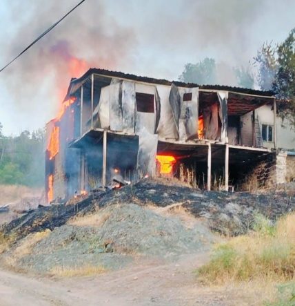 Kemah’ta 2 katlı ev yangında kullanılamaz hale geldi