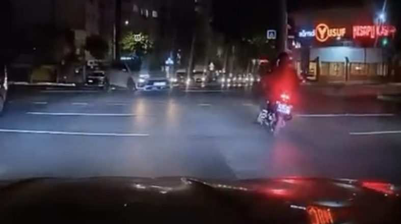 Kırmızı ışıkta geçen otomobil motosiklete çarptı