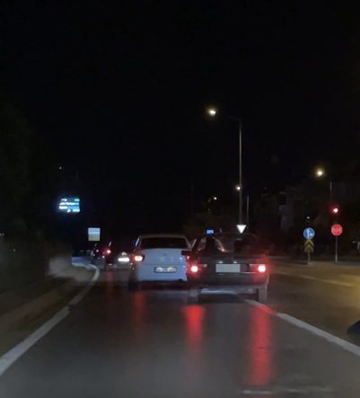 Makas atan sürücü hem yanındakileri hem trafiği tehlikeye attı