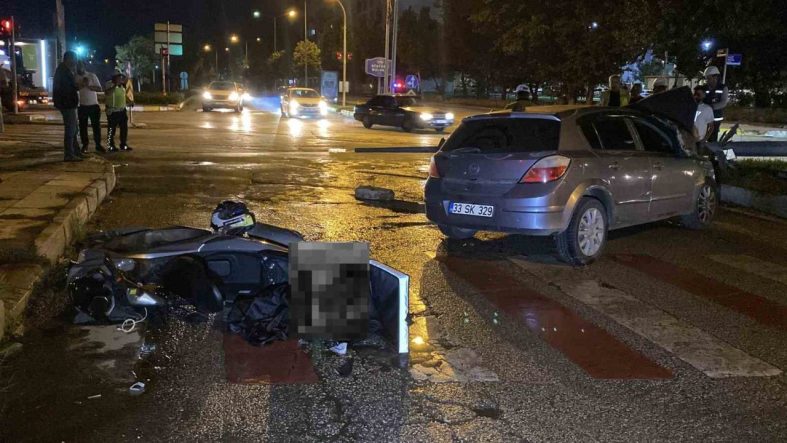 Motosikletle çarpışan otomobil direği yıktı: 5 yaralı