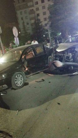 Niğde’de iki otomobil çarpıştı: 4 yaralı