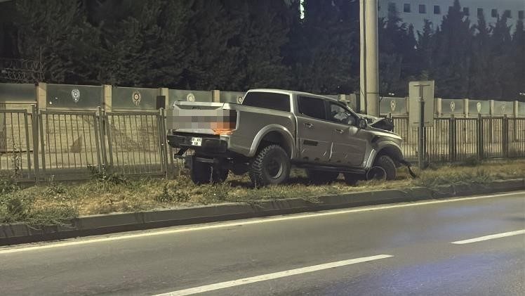 Ön tekerleği arızalandığı iddia edilen arazi aracı PTS direğine çarptı: 1 yaralı