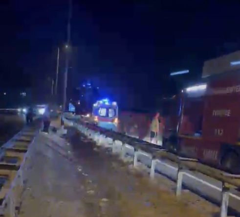 Otomobil bariyerlere çarparak devrildi: 1 yaralı