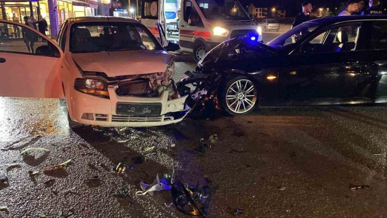 Otomobiller kafa kafaya çarpıştı: 2 yaralı