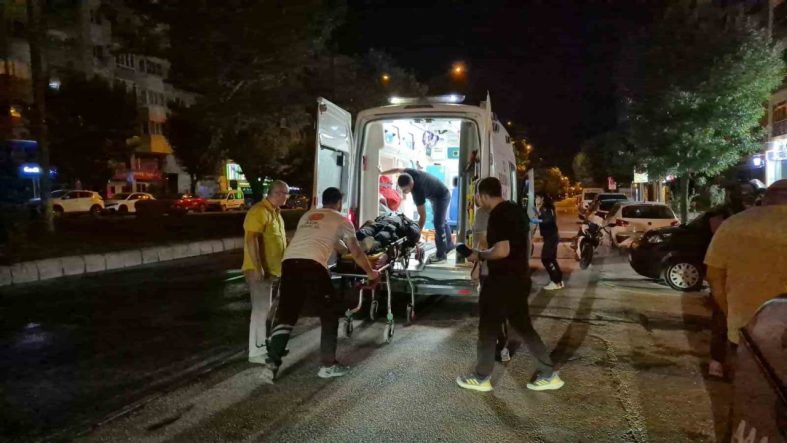 Refüj sulaması sebebiyle ıslanan yolda motosikleti devrilen kurye yaralandı