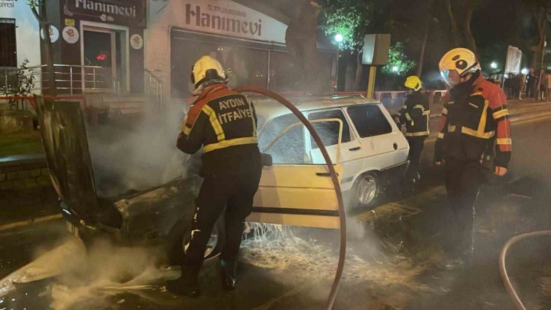 Seyir halindeyken alev alan otomobil, kullanılamaz hale geldi