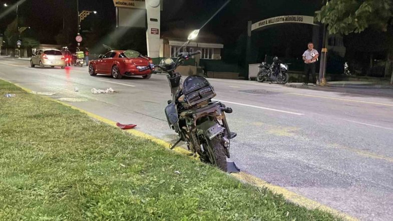 Sivas’ta motosiklet ile elektrikli bisiklet çarpıştı: 2 ağır yaralı