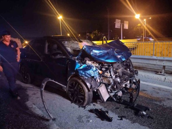 Ümraniye’de hafif ticari araç ile otomobil çarpıştı: 4’ü ağır, 6 yaralı