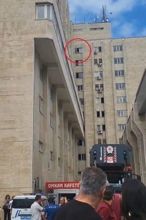 9. kattaki cama çıktı, polis ekiplerinin ikna çalışmasıyla indirildi