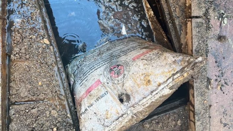 Ayvalık'ta kanalizasyon şebekesinden bir çuval kömür çıktı