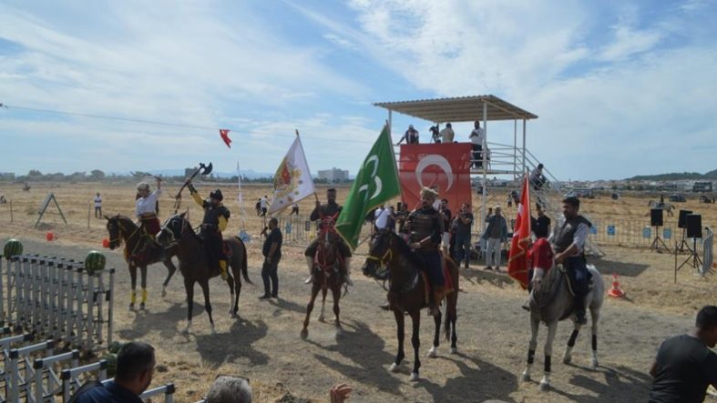 Ayvalık’ta rahvan at yarışlarında 100 at piste çıktı