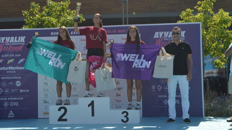 Ayvalık’ta yarı maratonun şampiyonları ödüllerini aldı