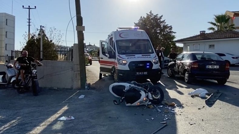 AYVALIK'TA YENİ AÇILAN TALİ YOLDA KAZA: 1 YARALI MOTOSİKLET İLE OTOMOBİL ÇARPIŞTI