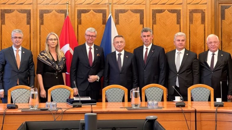 Balıkesir Milletvekili Mustafa Canbey Prag’da (1)
