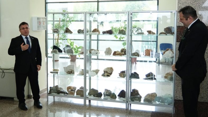 Balıkesir Üniversitesi’nde dikkat çeken sergi (1)