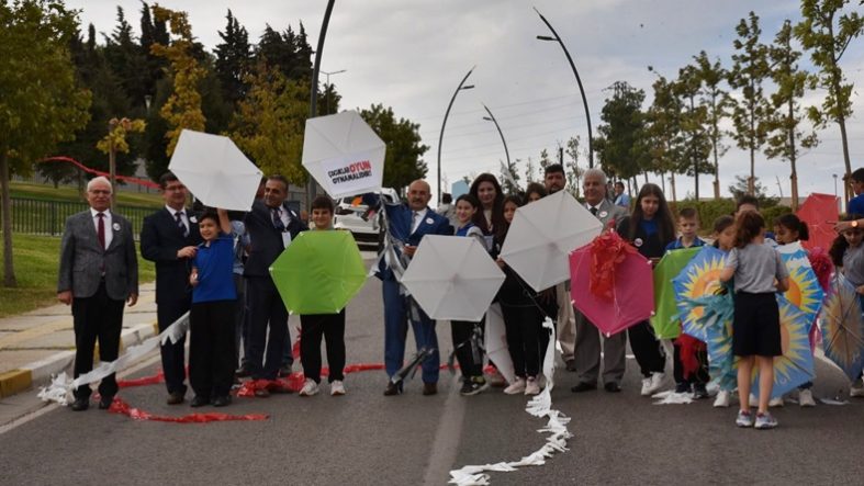 Balıkesir’de gökyüzü çocuklar için renklendi (3)