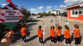 Balıkesir’de öğrenciler uçurtmalarını barış için gökyüzüne bıraktı (1)
