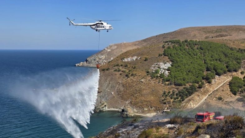 Balıkesir'de rüzgarın etkisiyle büyüyen yangına havadan müdahale edildi