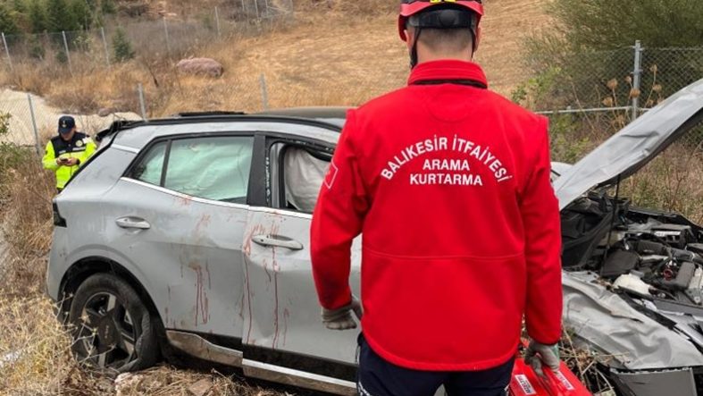 Balıkesir'de takla atan araçtaki 3 kişi yaralandı
