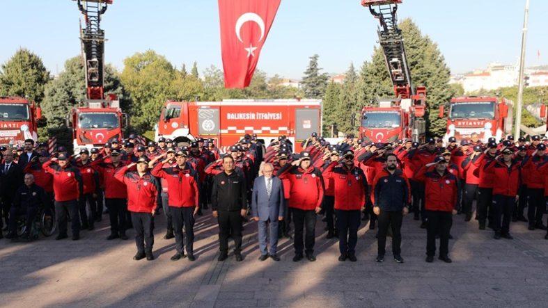 Başkan Akın’dan kahraman itfaiyecilere anlamlı jest (1)