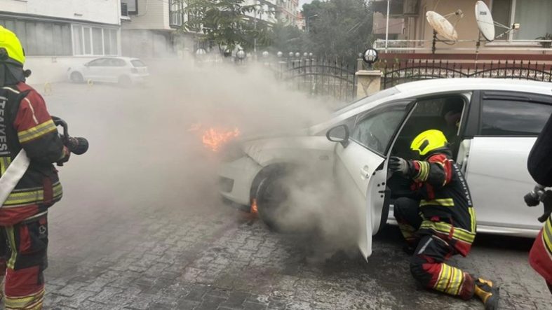Burhaniye’de seyir halindeki araç alev alev yandı