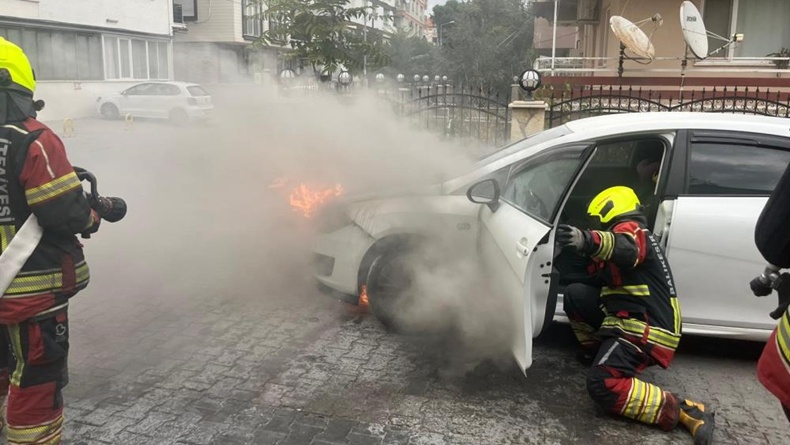 Burhaniye’de seyir halindeki araç alev alev yandı
