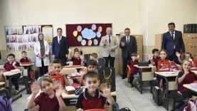Dursunbey’de okula ilk adım atan öğrencilere anlamlı hediye (1)