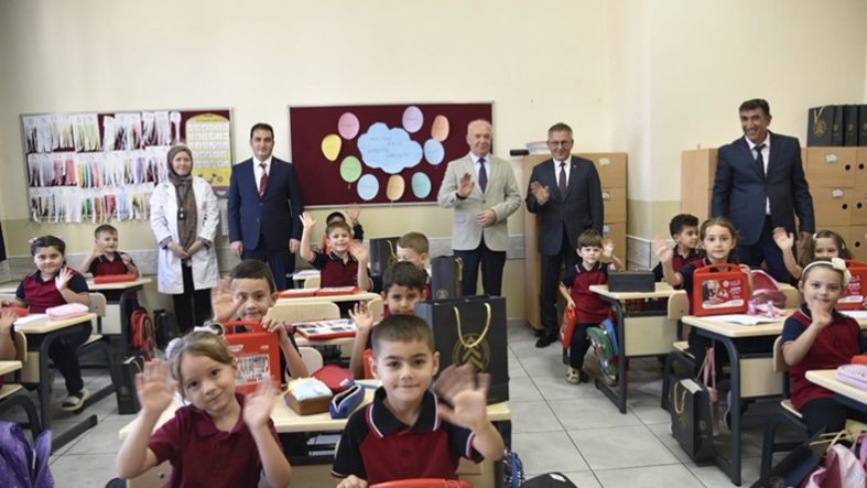 Dursunbey’de okula ilk adım atan öğrencilere anlamlı hediye (1)