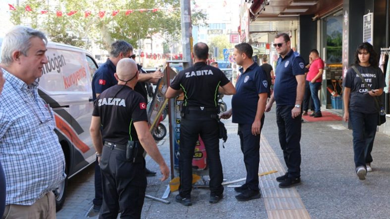 Edremit’te kaldırımlar yeniden yayaların oldu (1)
