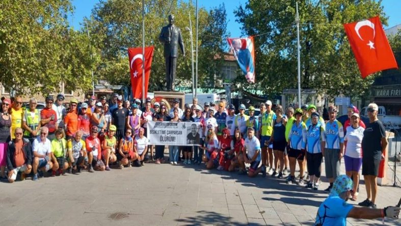 Gömeç'te bisikletçiler kazalarda kaybettikleri arkadaşlarını andı